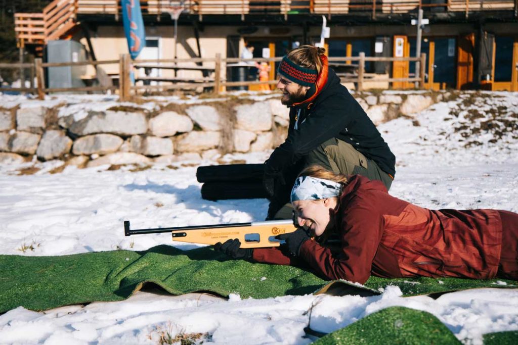 Tir carabine laser lors de l'initiation biathlon au Fanget. crédit photo : Clara Ferrand - blog Wildroad