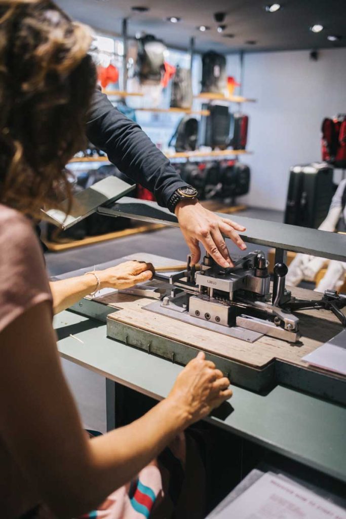 Faire un atelier d'assemblage de couteau suisse à la boutique Victorinox de Genève. crédit photo : Clara Ferrand - blog Wildroad