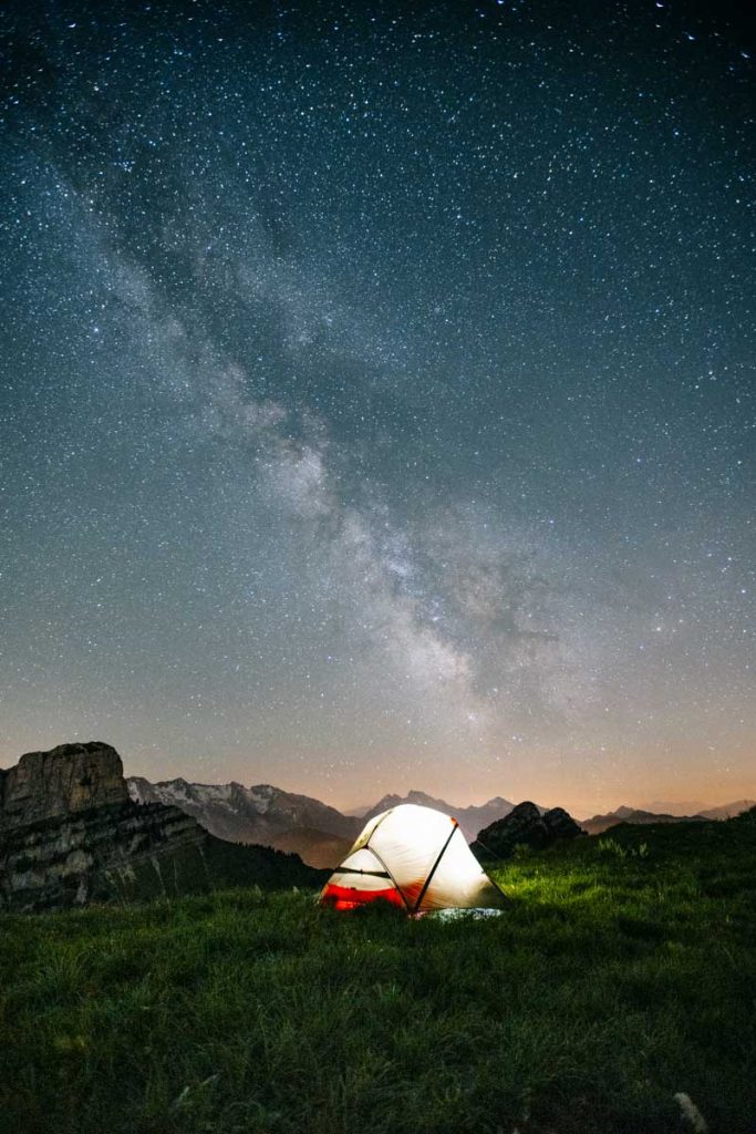 Une Voie lactée en astre-photo pendant un bivouac autour du lac de Lessy; crédit photo : Clara Ferrand - blog Wildroad