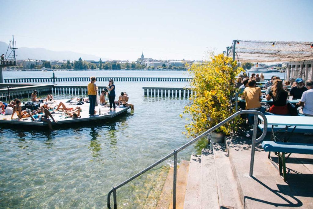 Les Bains des Pâquis en été à Genève pour se baigner dans le Léman. crédit photo : Clara Ferrand - blog WIldroad