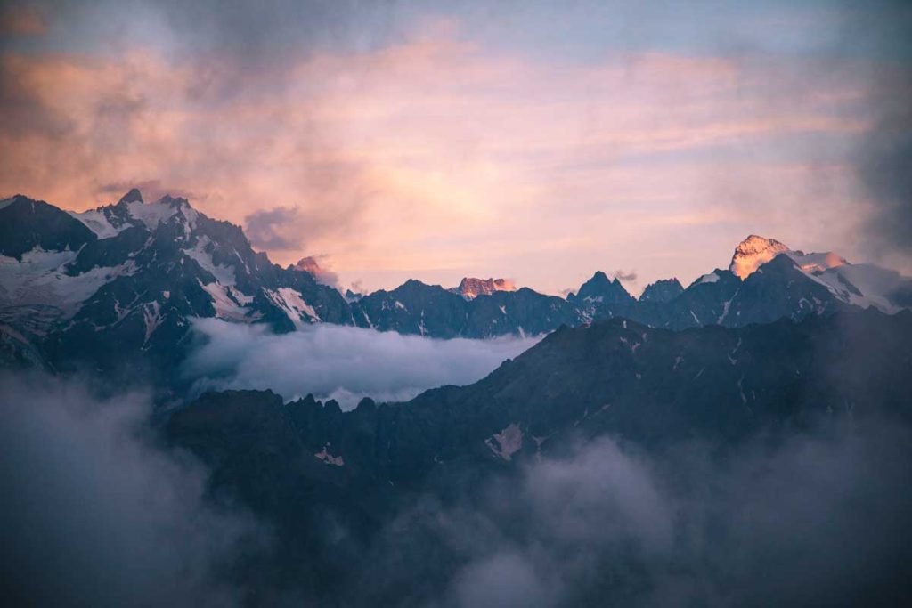 La barre des Écrins et les glaciers des Écrins depuis le massif des Cerces. crédit photo : Clara Ferrand - blog Wildroad