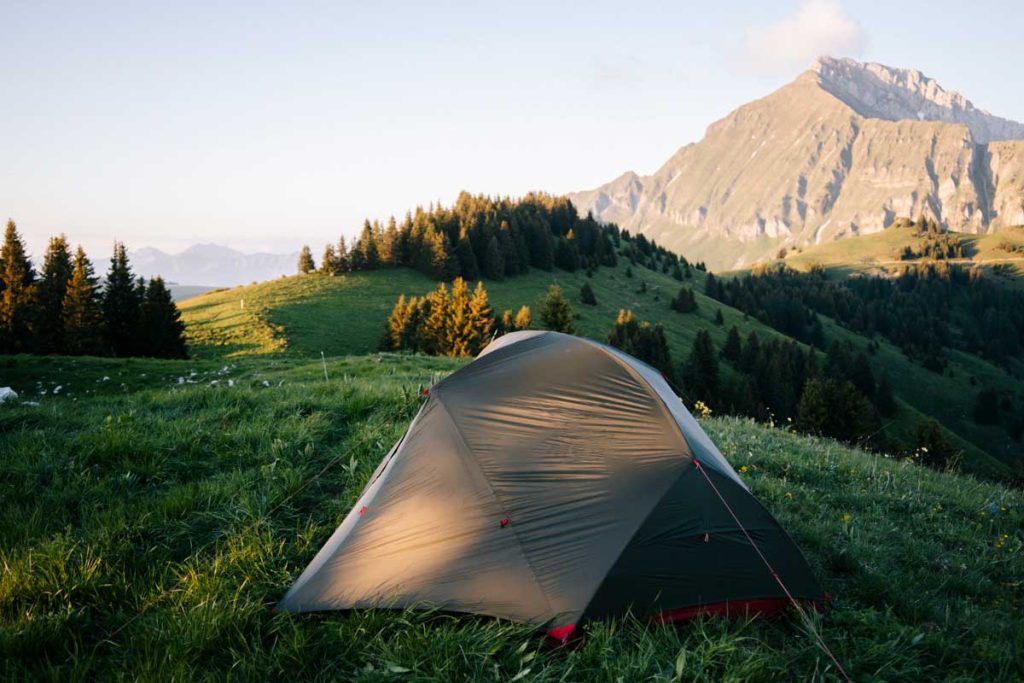Les règles à respecter pour faire un bivouac en toute légalité dans les montagnes en Haute-Savoie. crédit photo : Clara Ferrand - blog Wildroad