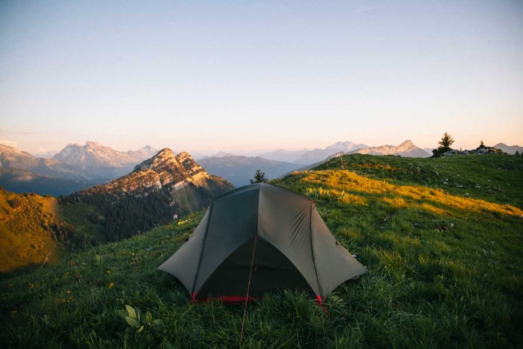 Faire un bivouac dans le massif des Bornes sur la randonnée du lac de Lessy. crédit photo : Clara Ferrand - blog Wildroad
