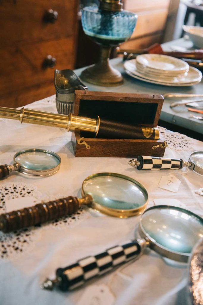 Les trésors de la brocante de Ouessant. crédit photo : Clara Ferrand - blog Wildroad