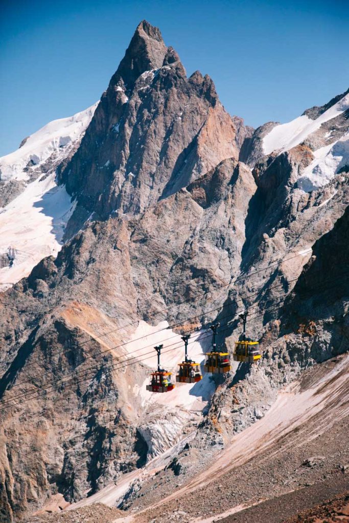 Les cabines du téléphérique du glacier de la Grave. crédit photo : Clara Ferrand- blog Wildroad