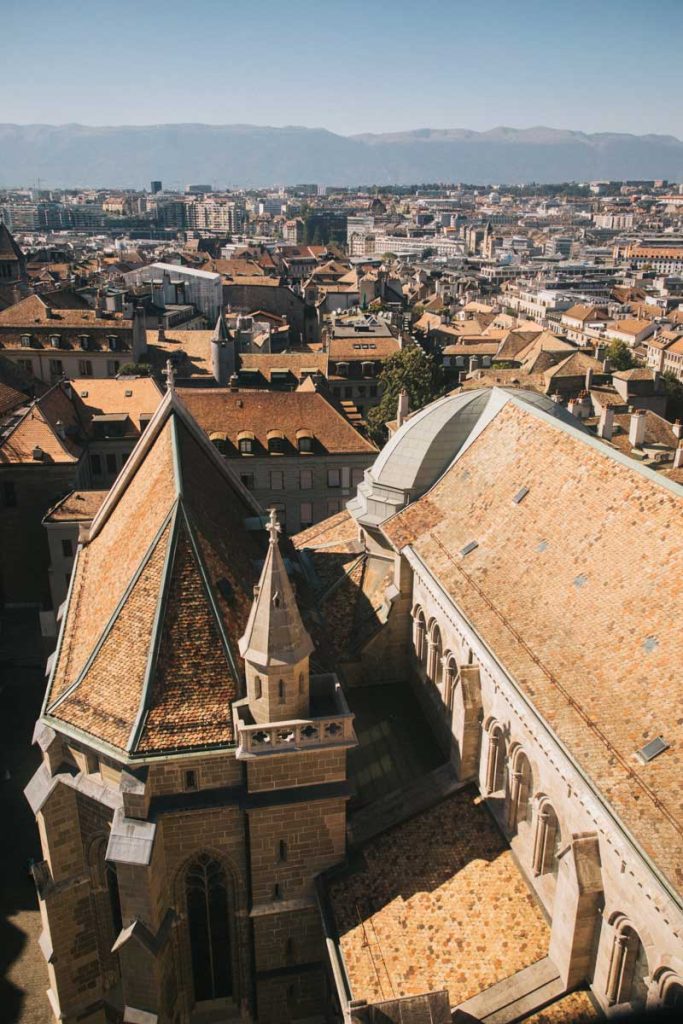 La cathédrale Saint-Pierre dans la vieille ville de Genève. crédit photo : Clara Ferrand - blog Wildroad