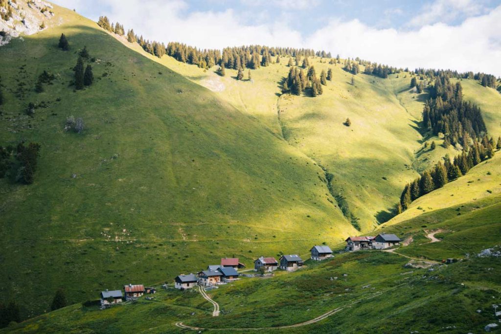 Les chalets de Mayse sur le GRP du massif des Aravis et Tournette 