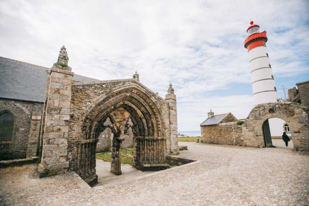 La Chapelle-Notre-Dame-de-Grace et le phare de Saint-Mathieu. crédit photo : Clara Ferrand - blog Wildroad