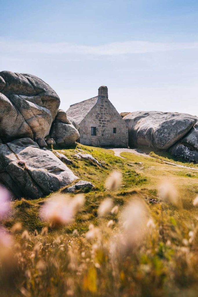 Le corps de Garde une maison en pierre entre deux rochers dans le village de meneham. crédit photo : Clara Ferrand - blog Wildroad