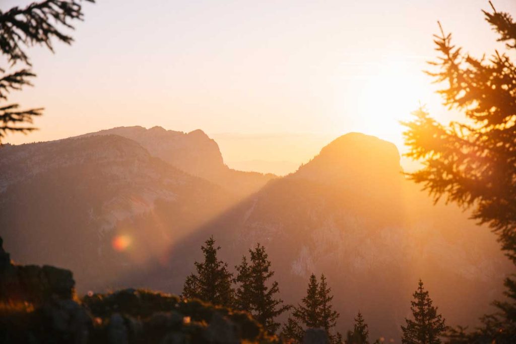 Coucher de soleil sur les Aravis lors d'un bivouac. crédit photo : Clara Ferrand - blog Wildroad