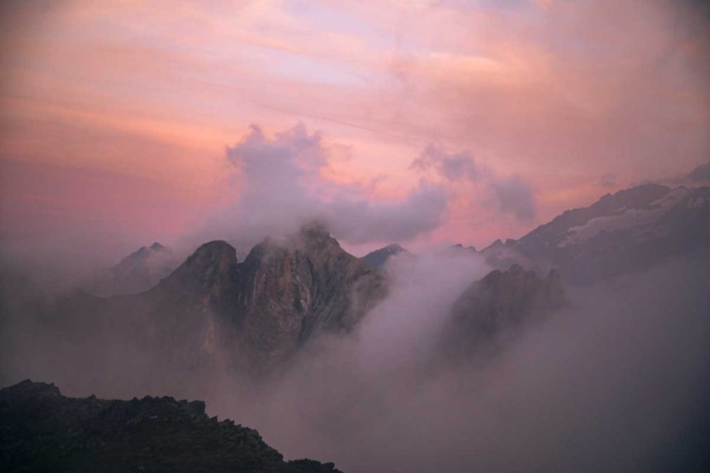 Coucher de soleil sur le massif des Cerces. crédit photo : Clara Ferrand - blog Wildroad