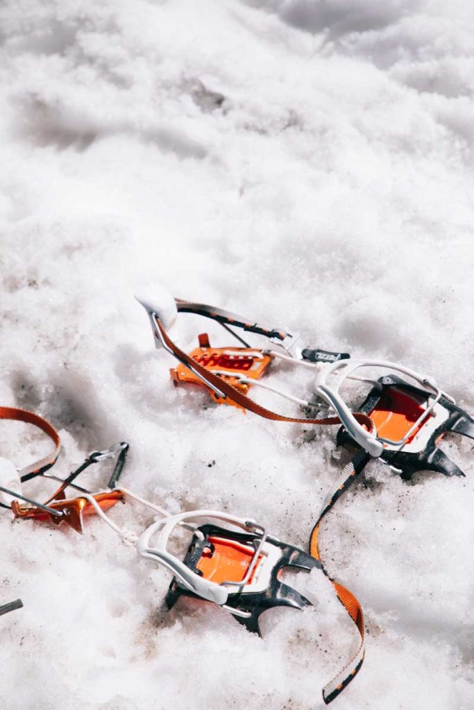 Crampon pour la balade glacier à la Grave. crédit photo : Clara Ferrand - blog Wildroad