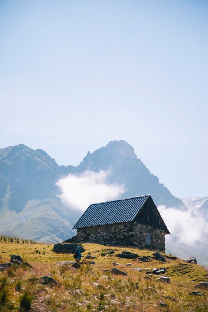 Départ de la randonnée du massif des Cerces depuis le parking de plan Lachat. crédit photo : Clara Ferrand - blog Wildroad