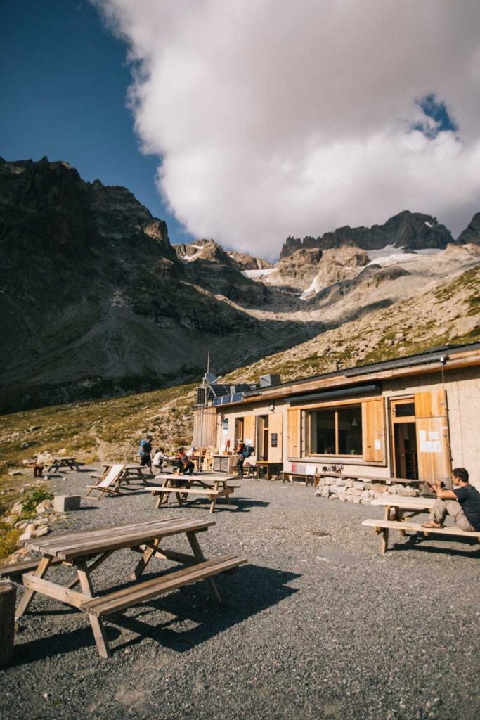 Dormir au refuge Temple Ecrins dans le parc national des Écrins. crédit photo : Clara Ferrand - blog Wildroad
