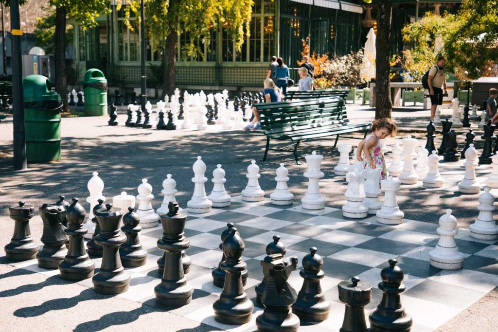 L'échiquier géant du parc des bastions. crédit photo : Clara Ferrand - blog Wildroad