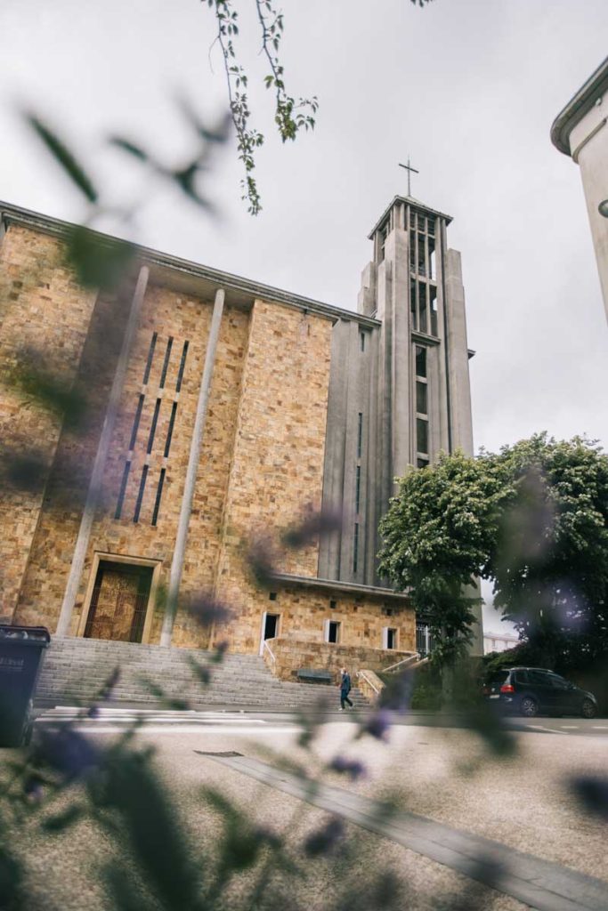 L'église Saint-Louis en béton. crédit Photo: Clara Ferrand - blog Wildroad