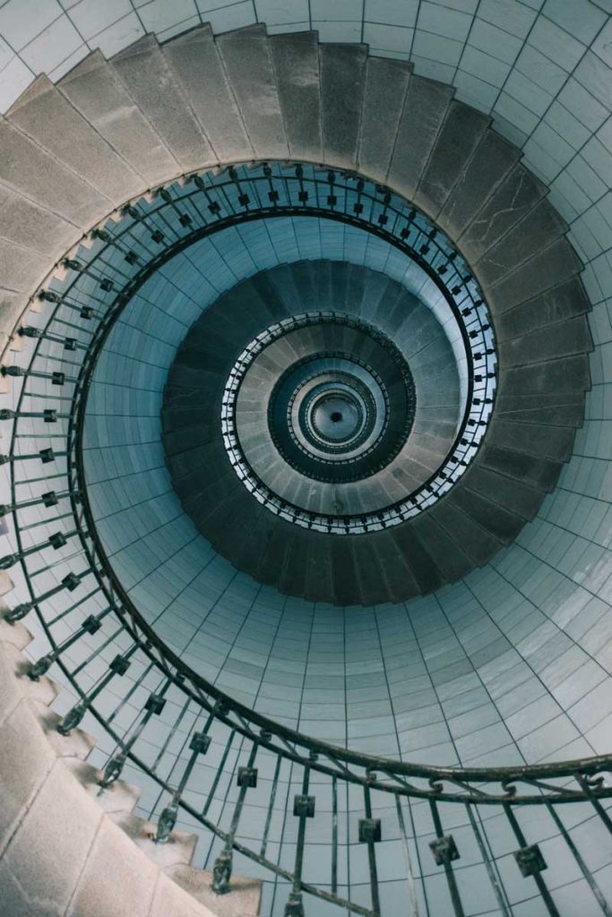 Les escaliers à l'intérieur du phare de l'île vierge recouvert d'opaline. crédit photo : Clara Ferrand - blog WIldroad