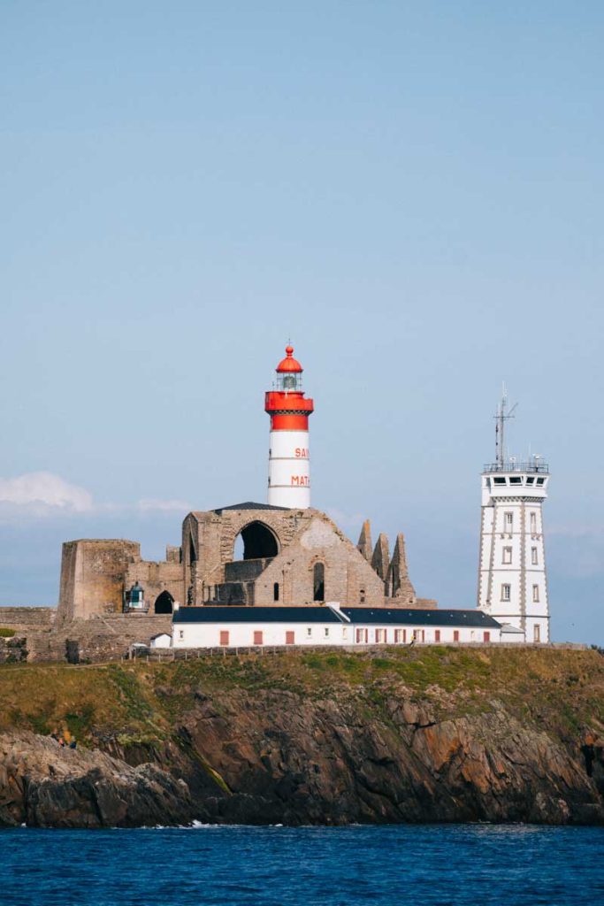 Le phare de la pointe Sainte-Mathieu depuis le ferry pour aller à Ouessant. crédit photo : Clara Ferrand - blog Wildroad