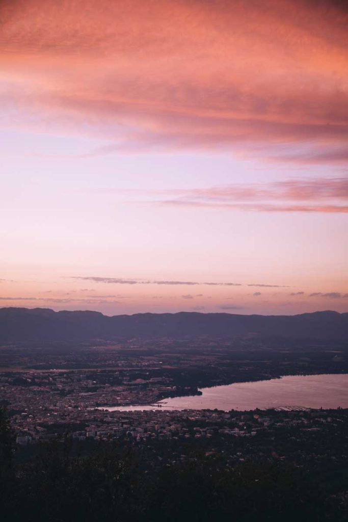 Coucher de soleil sur Genève et les montagnes du Jura depuis le Salève. crédit photo : Clara Ferrand - blog Wildroad