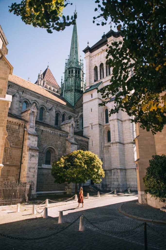 Visiter la cathédrale Saint-Pierre dans la vieille ville. crédit photo : Clara Ferrand - blog WIldroad