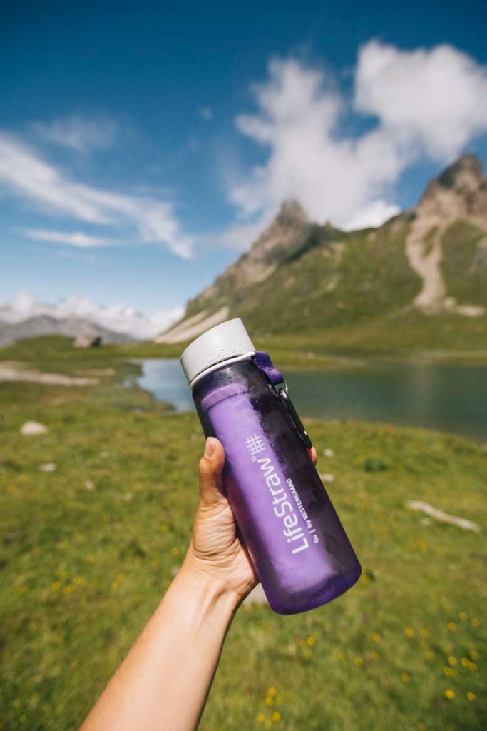 La gourde filtrante pour un Trek dans les Alpes. crédit photo : Clara Ferrand - blog Wildroad