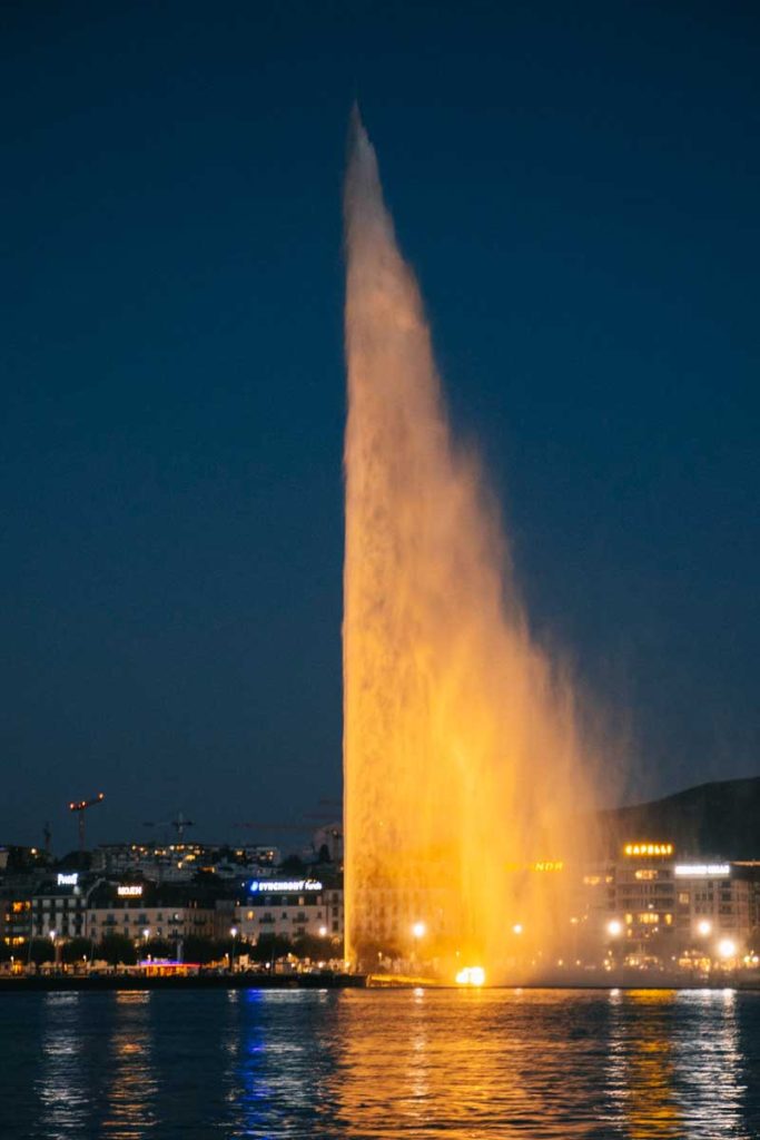 Illumination de nuit du jet d'eau de Genève. crédit photo : Clara Ferrand - blog Wildroad
