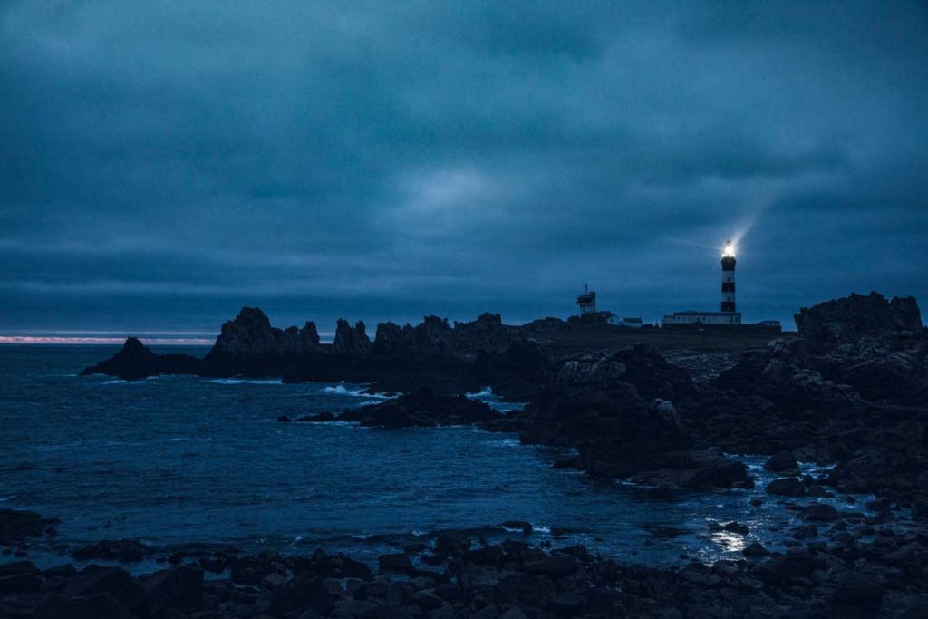 Le phare du Créac'h en plein nuitî sur l'le d'OUessant dans le Finistère.  crédit photo : Clara Ferrand - blog Wildroad
