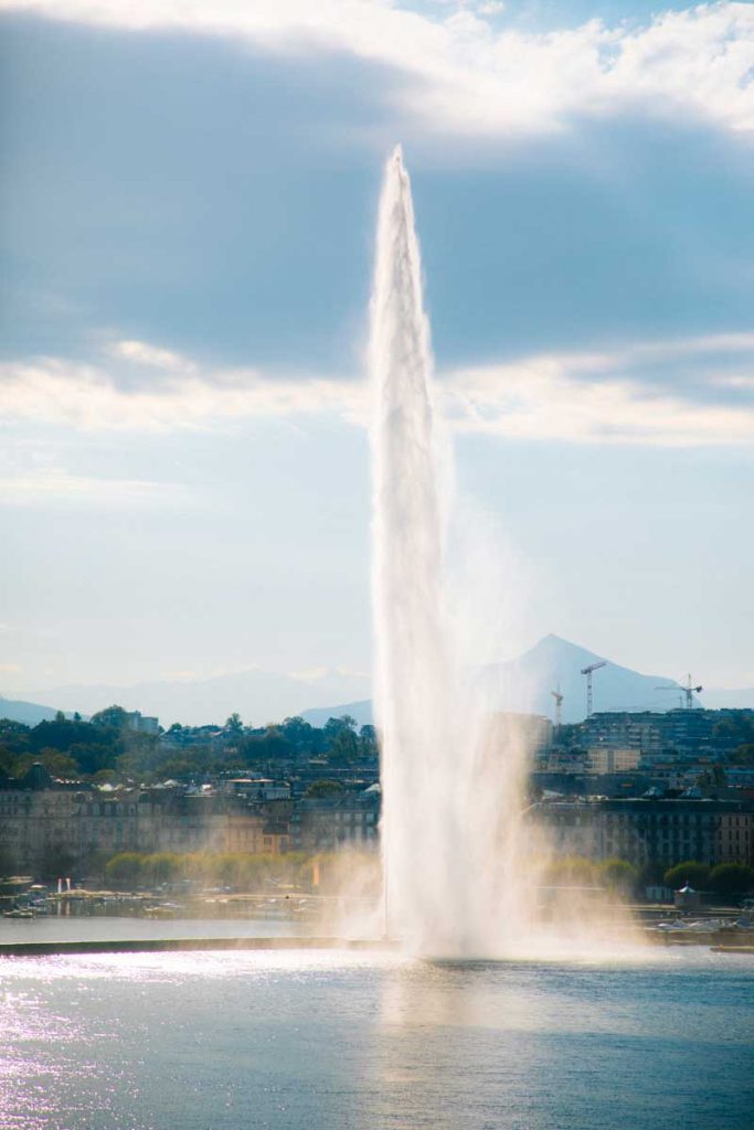 Le jet d'eau de Genève au bout du quais des eaux vives. crédit photo : Clara Ferrand - blog Wildroad
