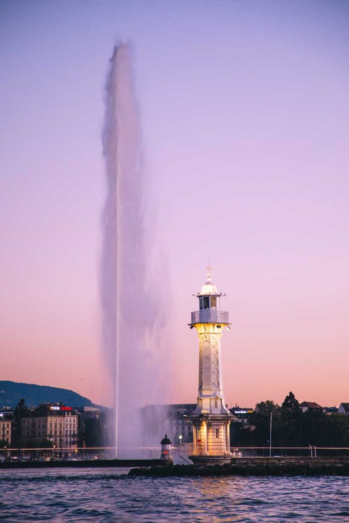 Le jet d'eau de Genève et son phare. crédit photo : Clara Ferrand - blog Wildroad
