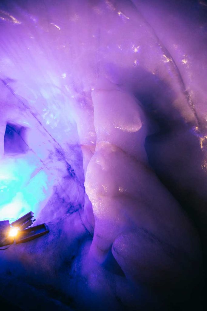 Les animaux de glace sculptés dans le grotte de glace à la Grave. crédit photo : Clara Ferrand - blog Wildroad