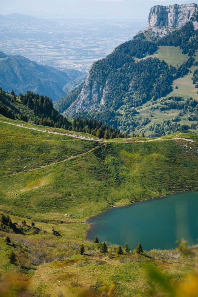 Le lac de Lessy et le bassin genevois en arrière-plan. crédit photo : Clara Ferrand - blog Wildroad