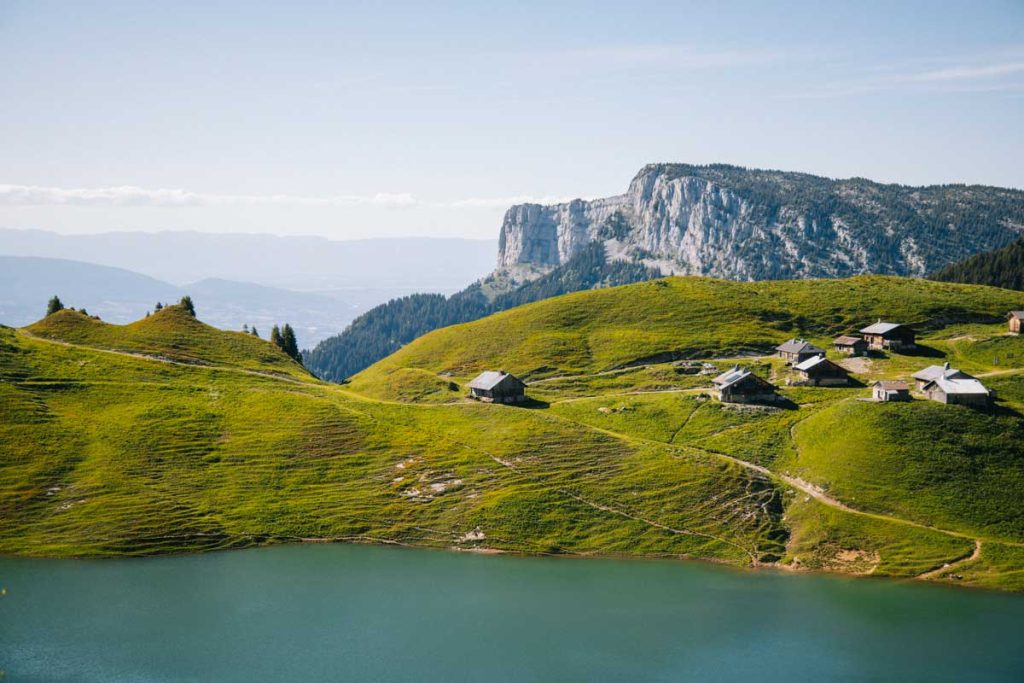 Le lac de Lessy et le refuge de Lessy. crédit photo : Clara Ferrand - blog Wildroad