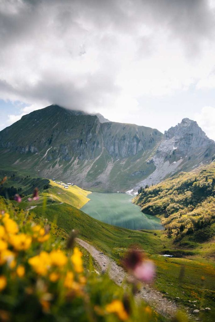 Le lac de Lessy et son refuge en Haute-Savoie : topo guide de la randonnée. crédit photo : Clara Ferran d- blog Wildroad