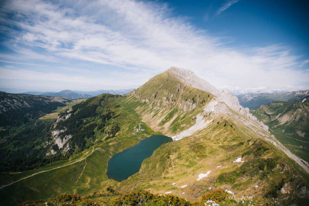 Le lac de Lessy et le massif du Bargy en Haute-Savoie. crédit photo : Clara Ferrand - blog Wildroad