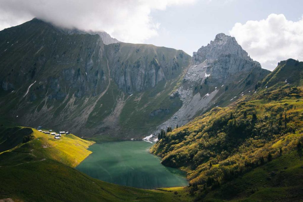 Le lac de Lessy, une randonnée à faire dans le massif du Bargy à côté du Grand-Bornand. crédit photo : Clara Ferrand - blog Wildroad