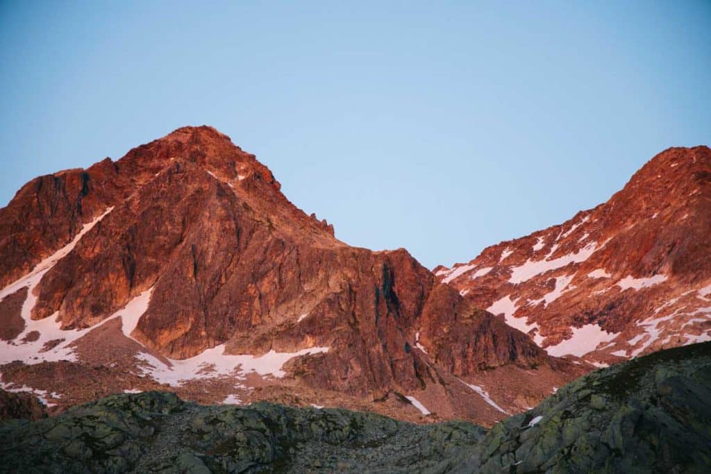 Coucher de soleil sur le toit et la Pyramide en Belledonne. crédit photo : Clara Ferrand - blog Wildroad