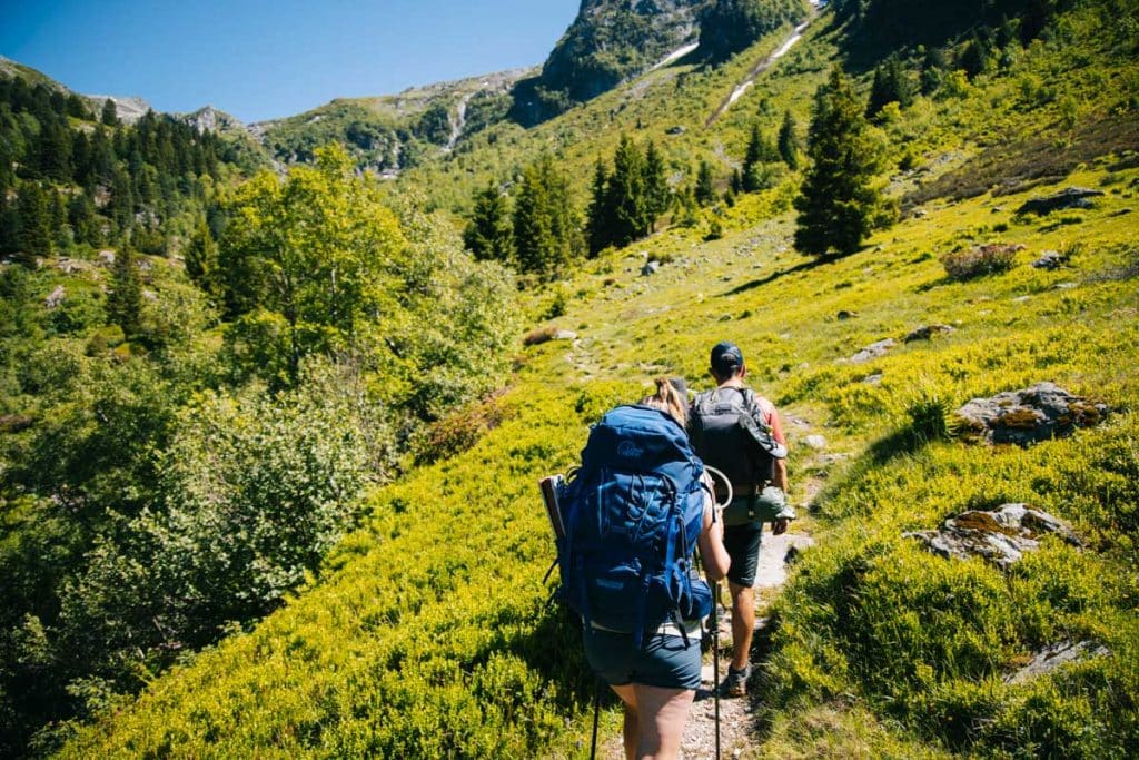 Le sentier du vallon qui monte au plateau des 7 Laux. crédit photo : clara Ferrand - blog Wildroad