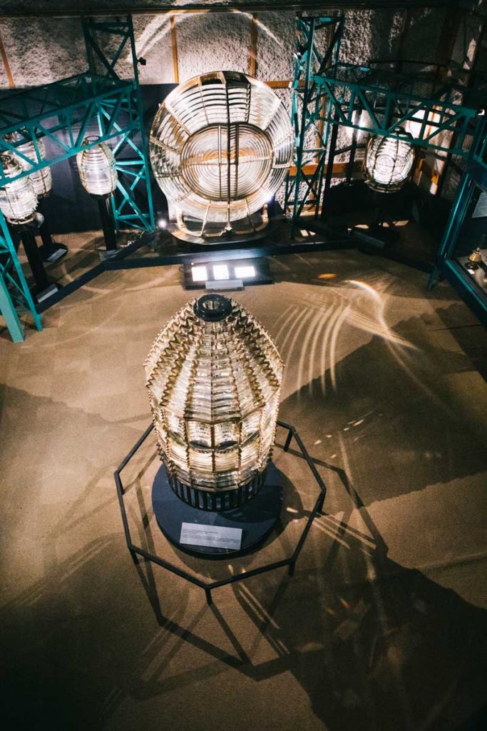 Les lampes et lentilles de fresnel des phares de france au musée des phares et balises. crédit photo : Clara Ferrand - blog Wildroad
