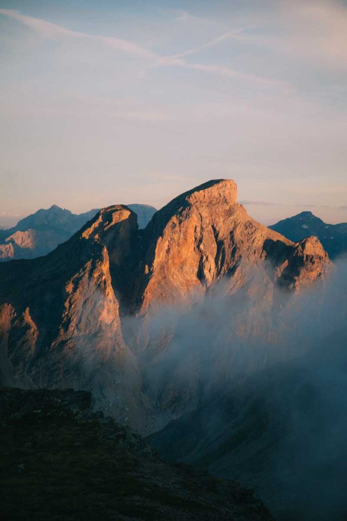 Lever de soleil sur les Cerces. crédit photo : Clara Ferrand. - blog Wildroad