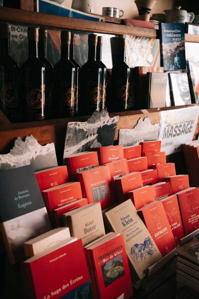 Librairie dans le restaurant de la Cordée. crédit photo : Clara Ferrand - blog Wildroad