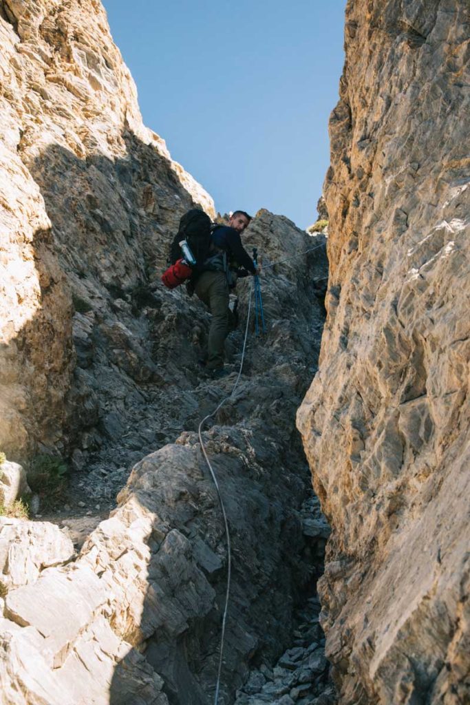 La main courante pour passer le col des Bermudes. crédit photo : Clara Ferrand - blog Wildroad