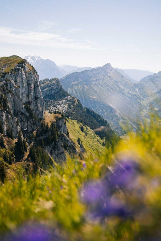 Le massif des Bornes dans les Aravis à côté d'Annecy. crédit photo : Clara Ferrand - blog Wildroad