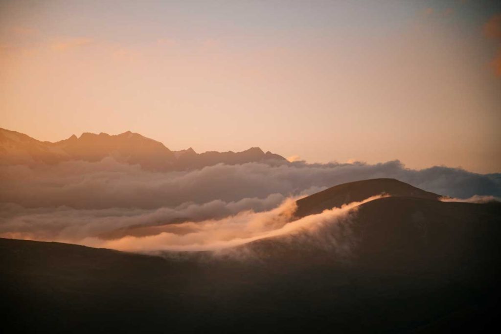 Une mer de nuage dans les Écrins, vue depuis le refuge Évariste chancel. crédit photo : Clara Ferrand - blog Wildroad