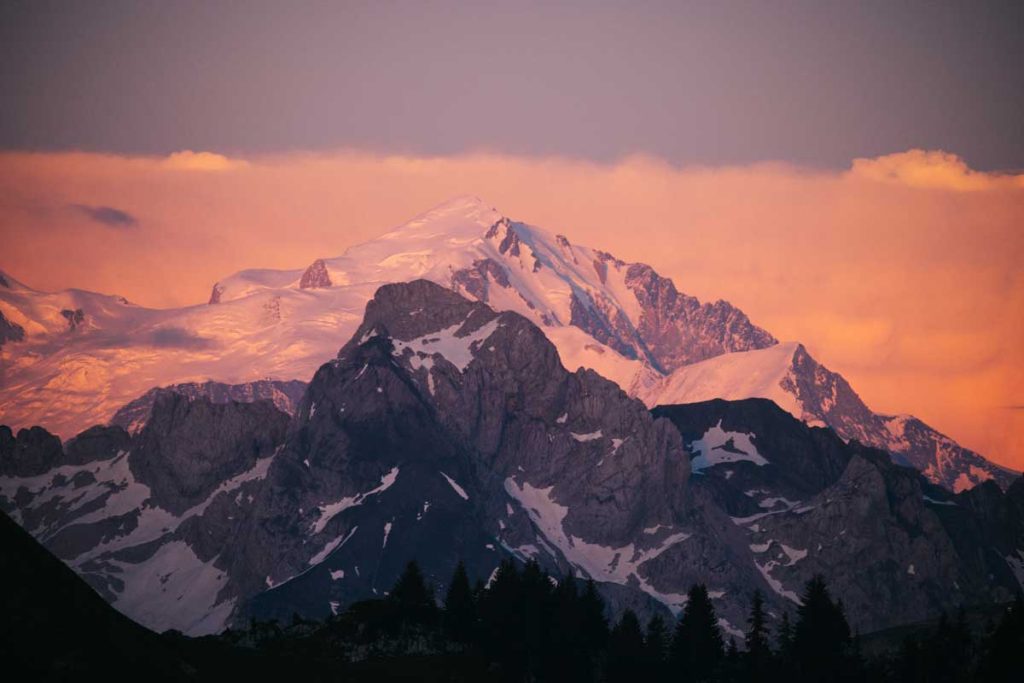 Le Mont-Blanc au coucher du Soleil depuis les Aravis. crédit photo : Clara Ferrand - blog Wildroad