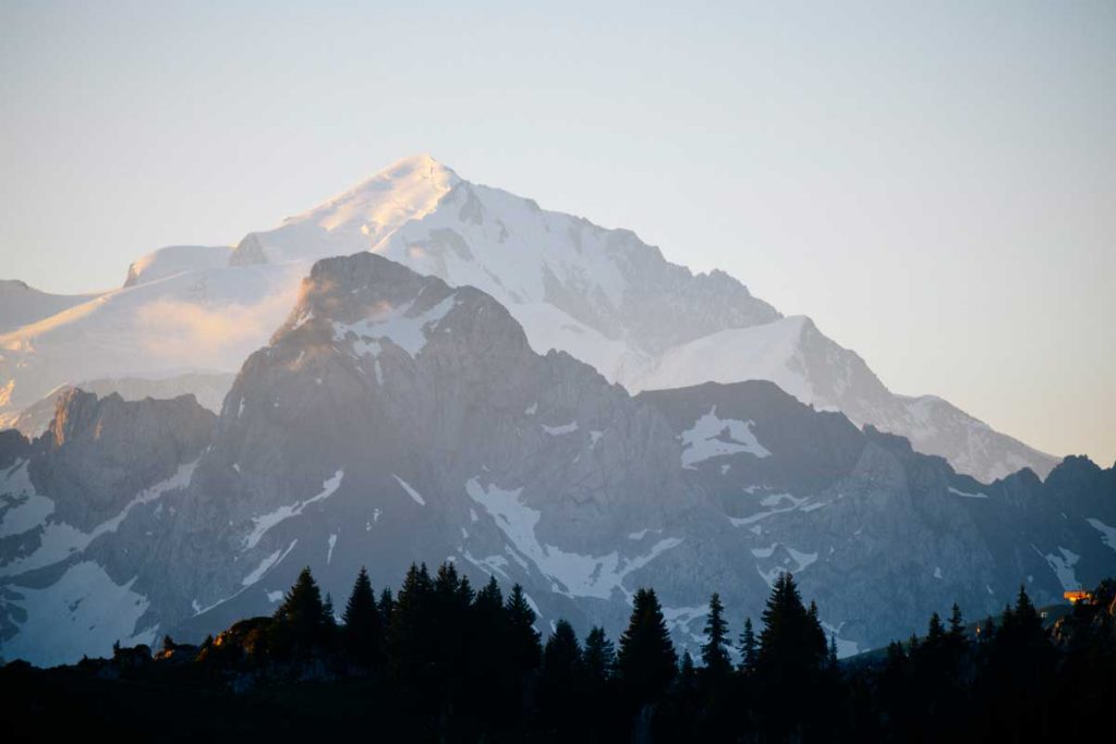 Lever de soleil sur le Mont-Blanc depuis les Aravis. crédit photo : Clara Ferrand - blog Wildroad