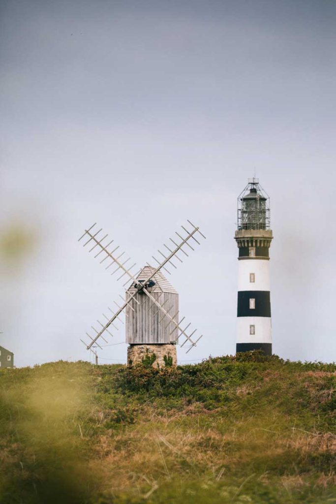 Les moulins oussantins et le phare du Créac'h. crédit photo : clara Ferrand - blog Wildroad