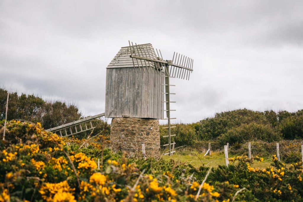 Le moulin de Karaes et Rue Glaz sur l'île d'Ouessant. crédit photo : Clara Ferrand - blog Wildroad