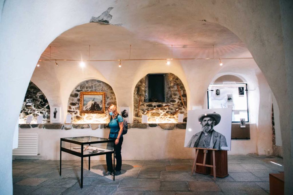 Visiter le musée mémoire d'alpinismes à saint-Christophe. crédit photo : Clara Ferrand - blog Wildroad