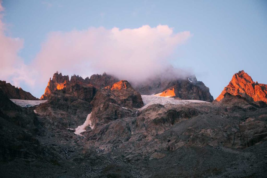 La barres des Écrins au coucher du soleil. crédit photo : Clara Ferrand - blog WIldroad