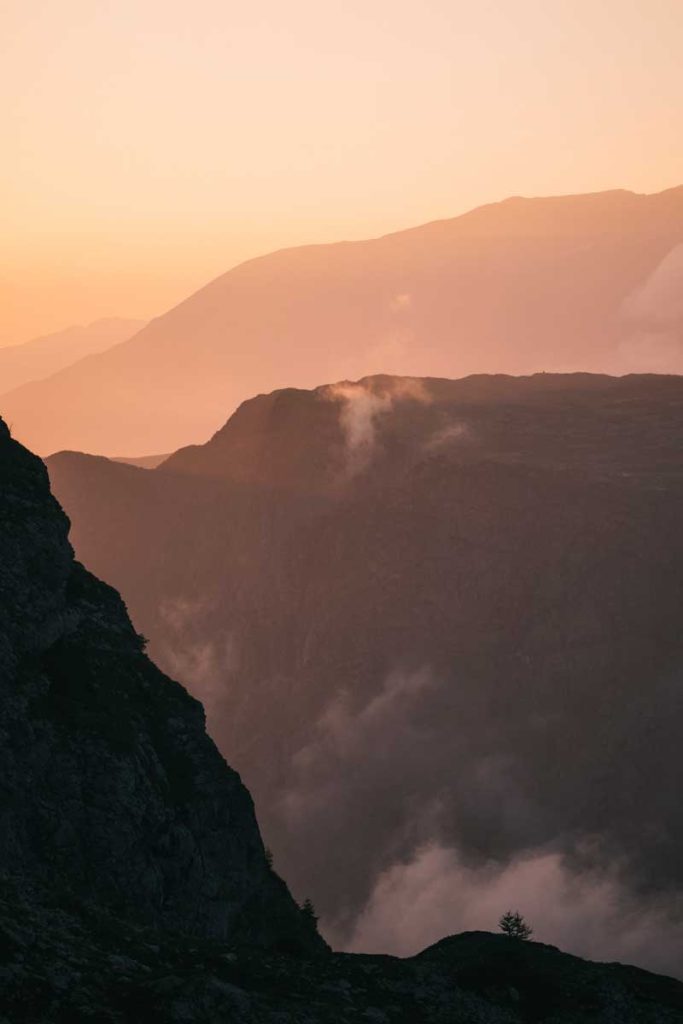 Coucher de soleil sur la vallée de la Romanche. crédit photo : Clara Ferrand - blog Wildroad